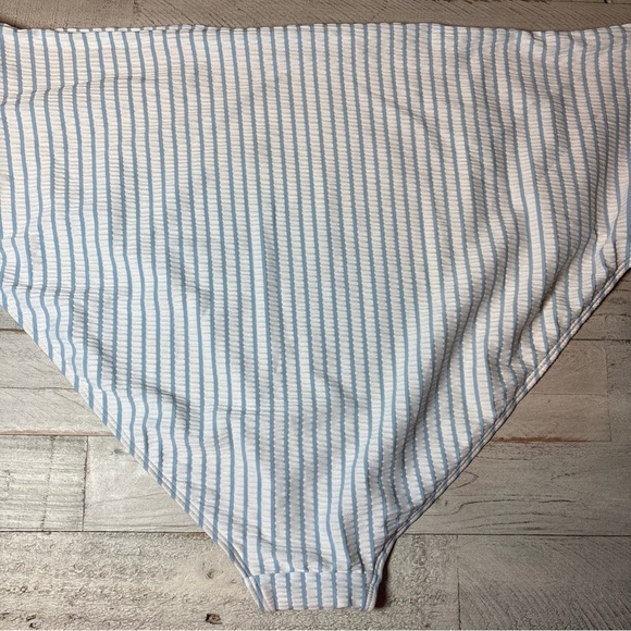 Old Navy Women's Size 4X Striped Bikini Top Adjustable Straps Blue/White NWT! - Picture 11 of 16